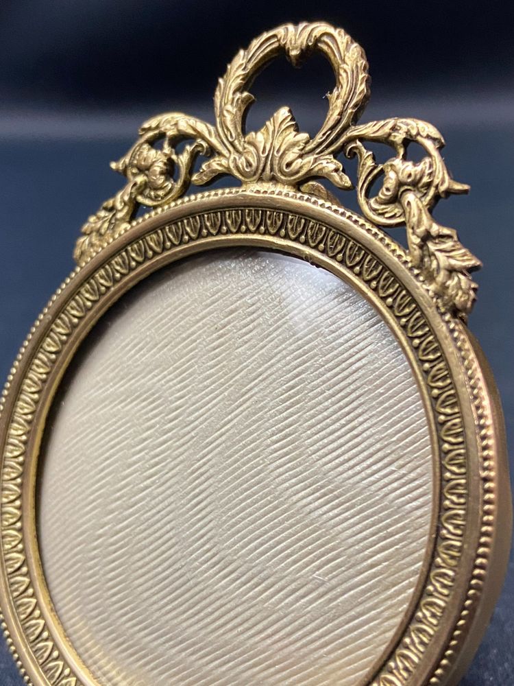 Cadre miniature à poser ou à suspendre en bronze doré fin XIXe style Louis XVI