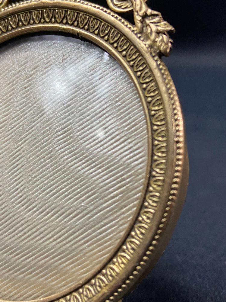 Cadre miniature à poser ou à suspendre en bronze doré fin XIXe style Louis XVI