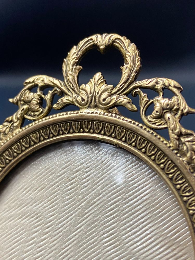 Cadre miniature à poser ou à suspendre en bronze doré fin XIXe style Louis XVI