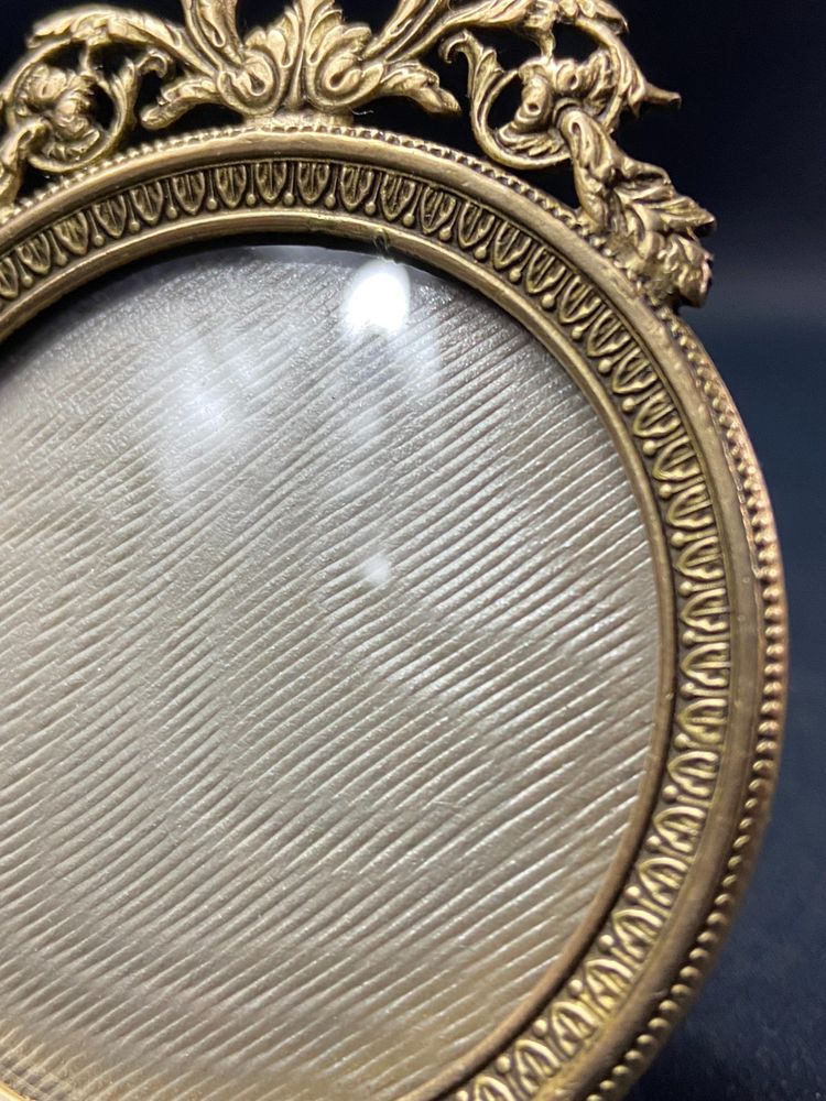 Cadre miniature à poser ou à suspendre en bronze doré fin XIXe style Louis XVI