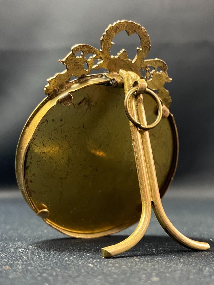Cadre miniature à poser ou à suspendre en bronze doré fin XIXe style Louis XVI