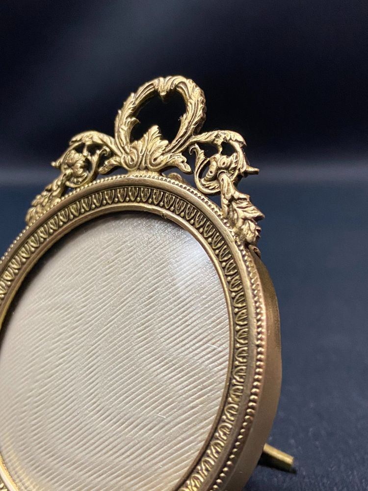 Cadre miniature à poser ou à suspendre en bronze doré fin XIXe style Louis XVI