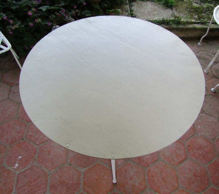 Garden pedestal table
