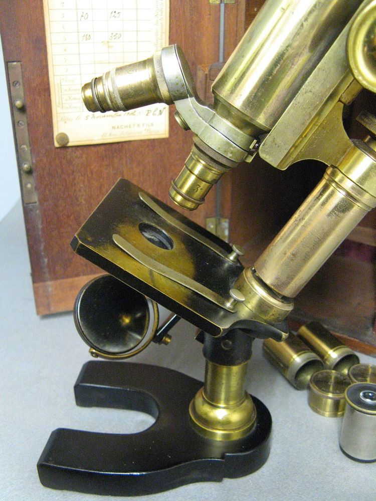 Microscopio Nachet Parigi 1906. Nella sua custodia in mogano, con ottica.