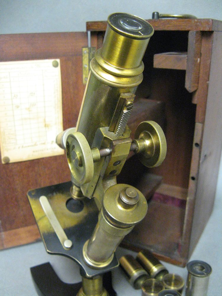 Microscopio Nachet Parigi 1906. Nella sua custodia in mogano, con ottica.