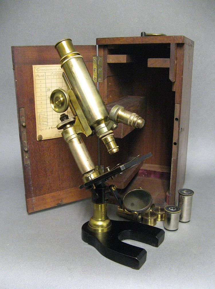 Microscopio Nachet Parigi 1906. Nella sua custodia in mogano, con ottica.