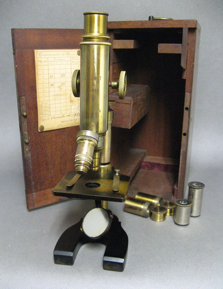 Microscopio Nachet Parigi 1906. Nella sua custodia in mogano, con ottica.