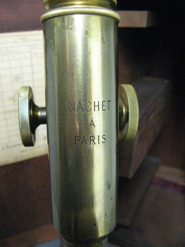 Microscopio Nachet Parigi 1906. Nella sua custodia in mogano, con ottica.
