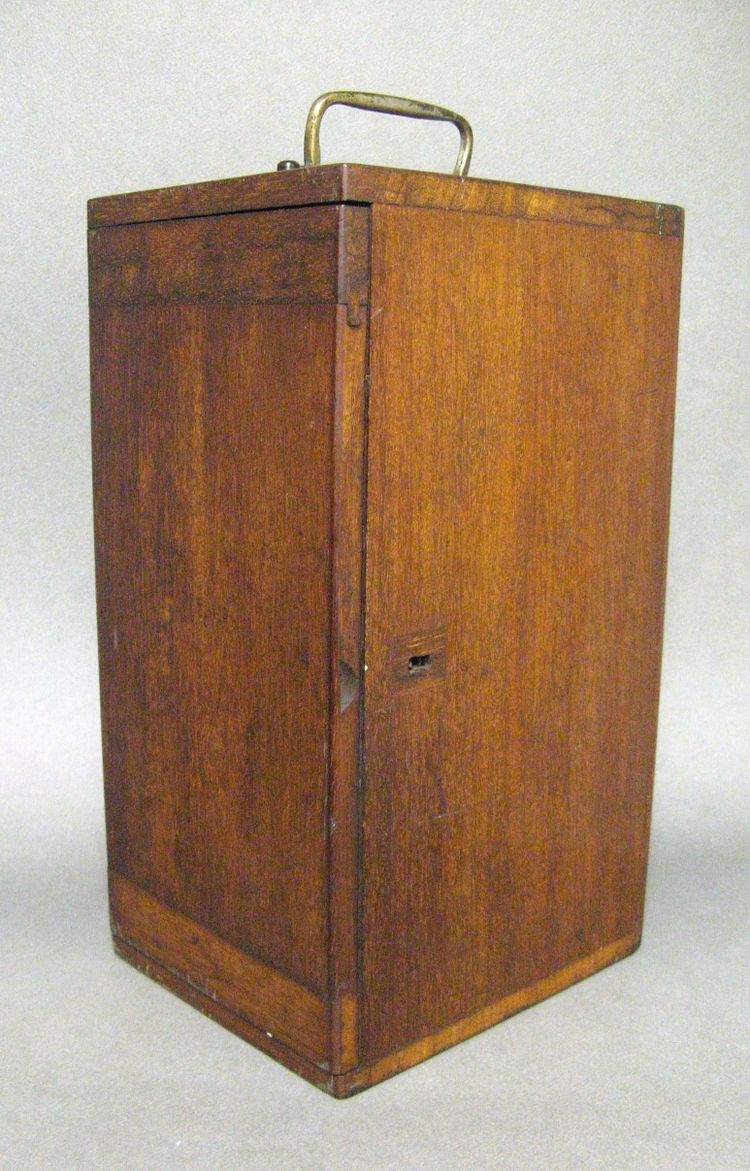 Microscopio Nachet Parigi 1906. Nella sua custodia in mogano, con ottica.