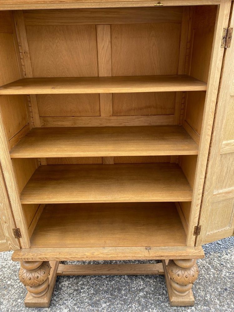 - Cabinet Art Deco En Chene Et Cuir, De Style Neoclassique Circa 1940/1950
