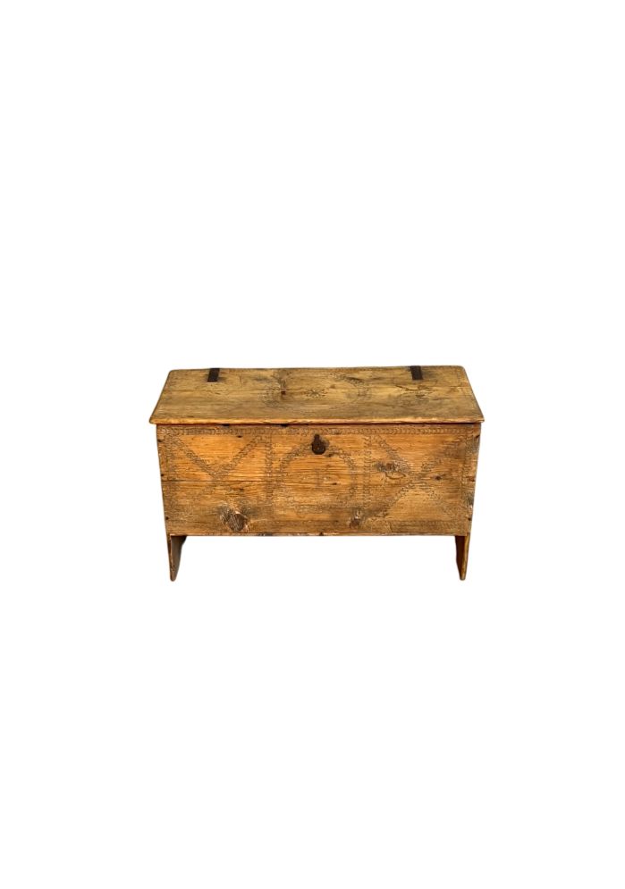Cassapanca rustica incisa del 1800