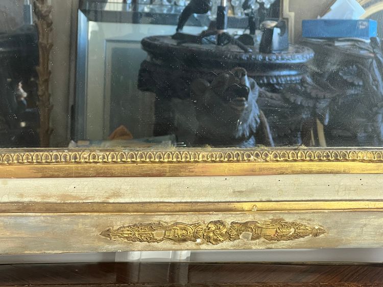 Antike Trume aus dem 19. Jahrhundert mit romantischer Szene unter Glas
