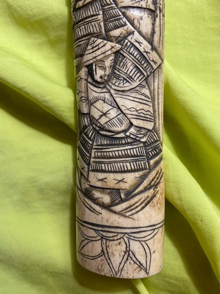 Bellissimo coltello asiatico con fodero in osso intagliato di origine cinese, lama affilata in acciaio lucidato, XIX secolo