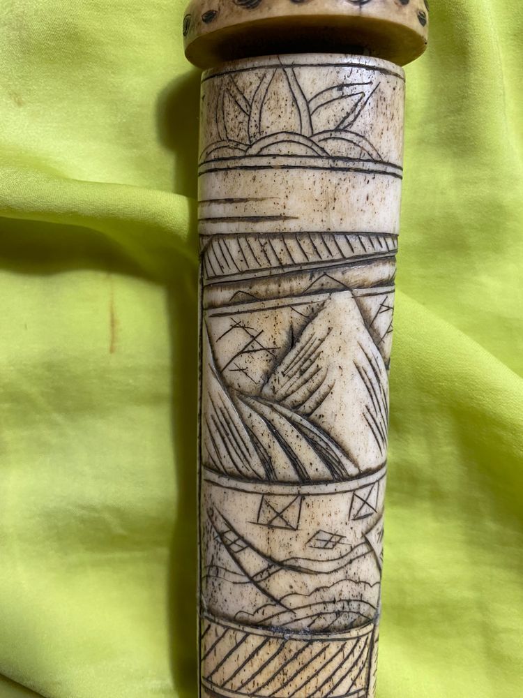 Bellissimo coltello asiatico con fodero in osso intagliato di origine cinese, lama affilata in acciaio lucidato, XIX secolo