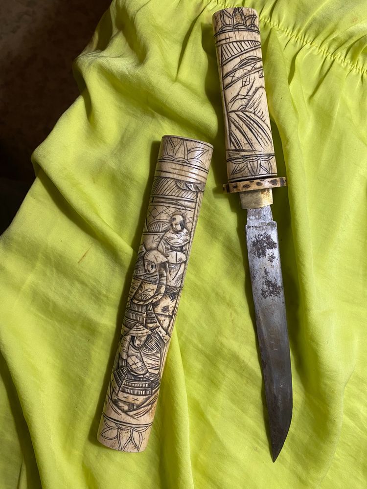 Bellissimo coltello asiatico con fodero in osso intagliato di origine cinese, lama affilata in acciaio lucidato, XIX secolo