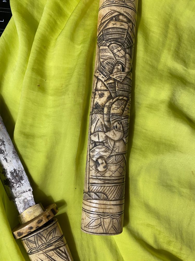 Bellissimo coltello asiatico con fodero in osso intagliato di origine cinese, lama affilata in acciaio lucidato, XIX secolo
