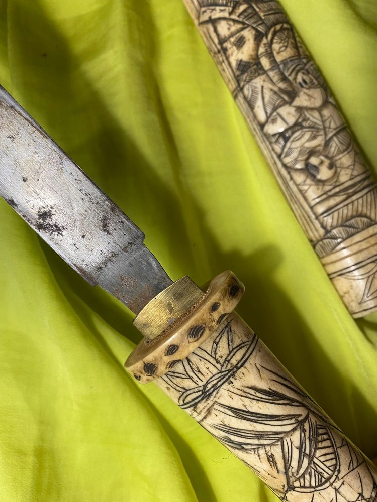 Bellissimo coltello asiatico con fodero in osso intagliato di origine cinese, lama affilata in acciaio lucidato, XIX secolo