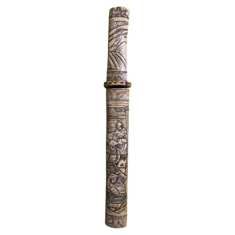 Bellissimo coltello asiatico con fodero in osso intagliato di origine cinese, lama affilata in acciaio lucidato, XIX secolo