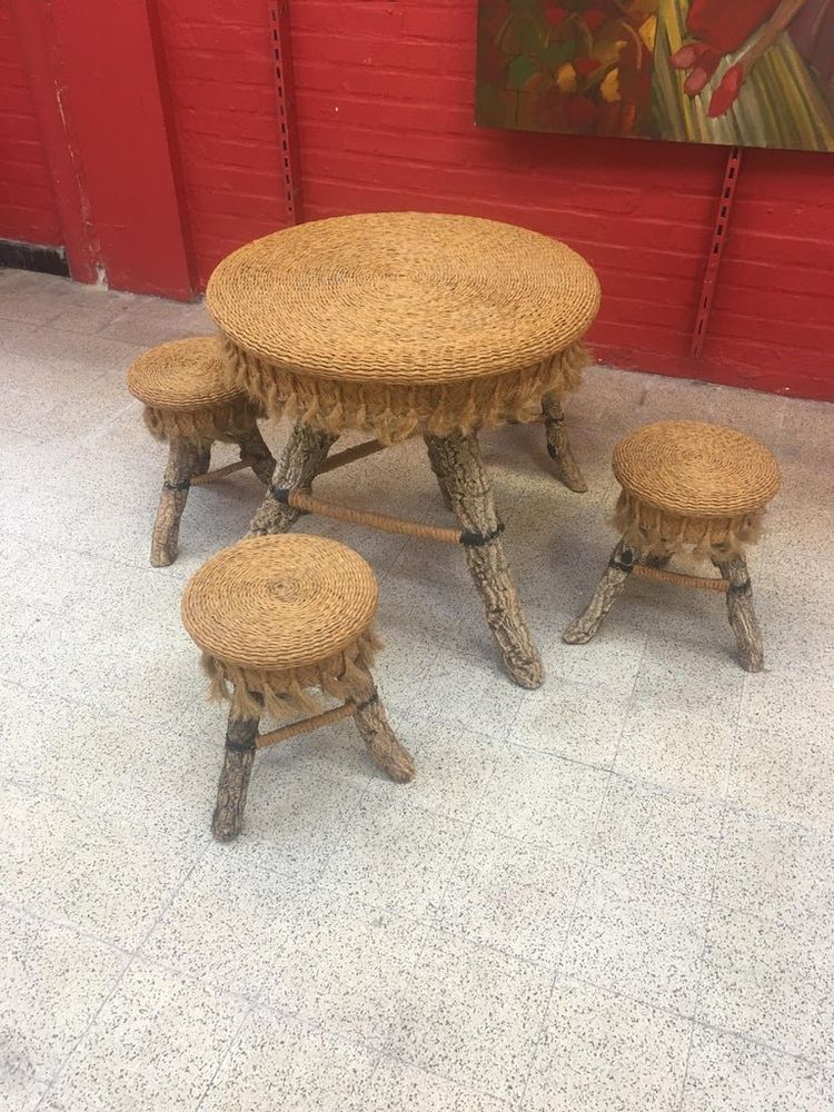 Volkskunstwerk. Tischset, 4 Hocker aus Baumstämmen, Bast, um 1970