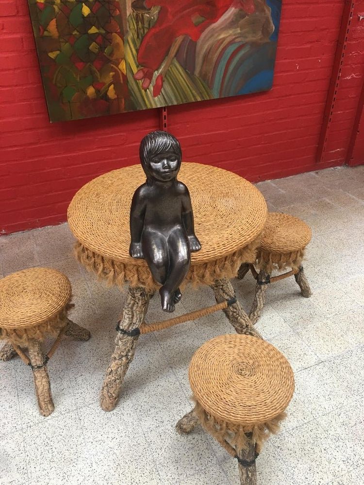 Volkskunstwerk. Tischset, 4 Hocker aus Baumstämmen, Bast, um 1970
