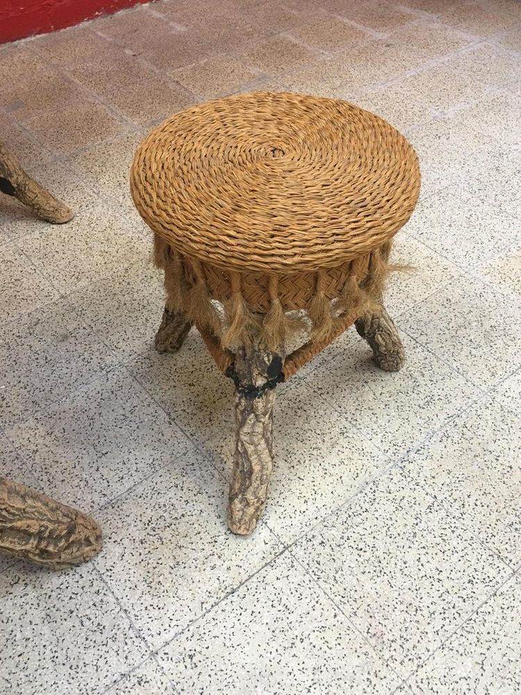 Volkskunstwerk. Tischset, 4 Hocker aus Baumstämmen, Bast, um 1970