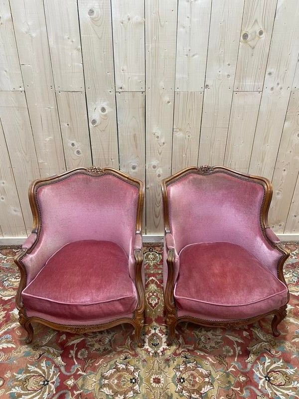 Paire de fauteuils - bergères de style Louis XV en velours rose