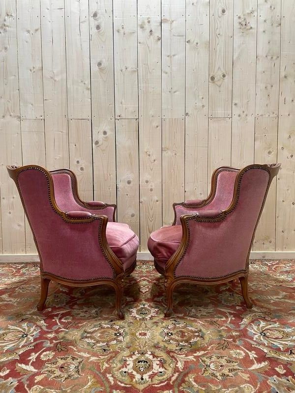 Paire de fauteuils - bergères de style Louis XV en velours rose