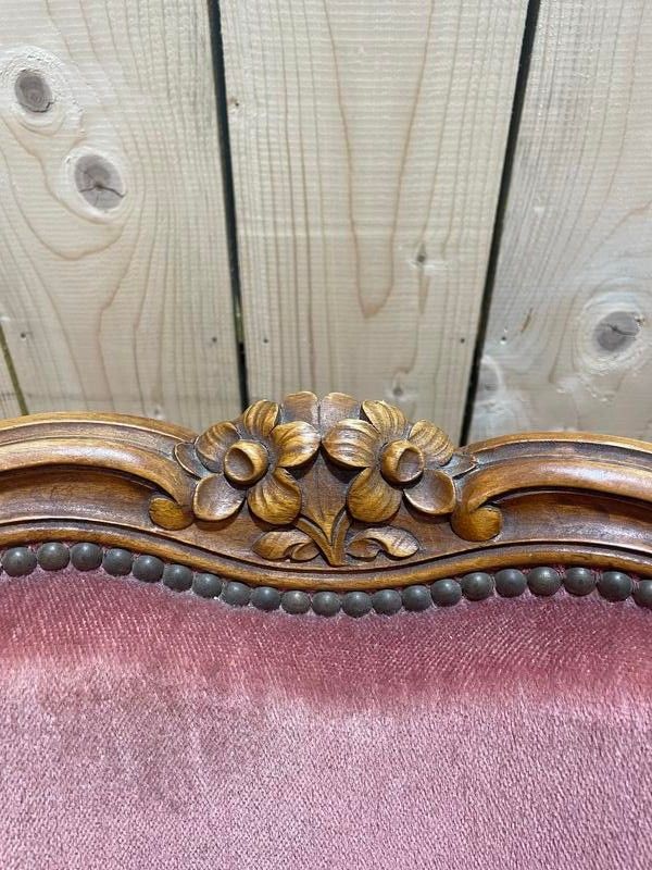 Paire de fauteuils - bergères de style Louis XV en velours rose