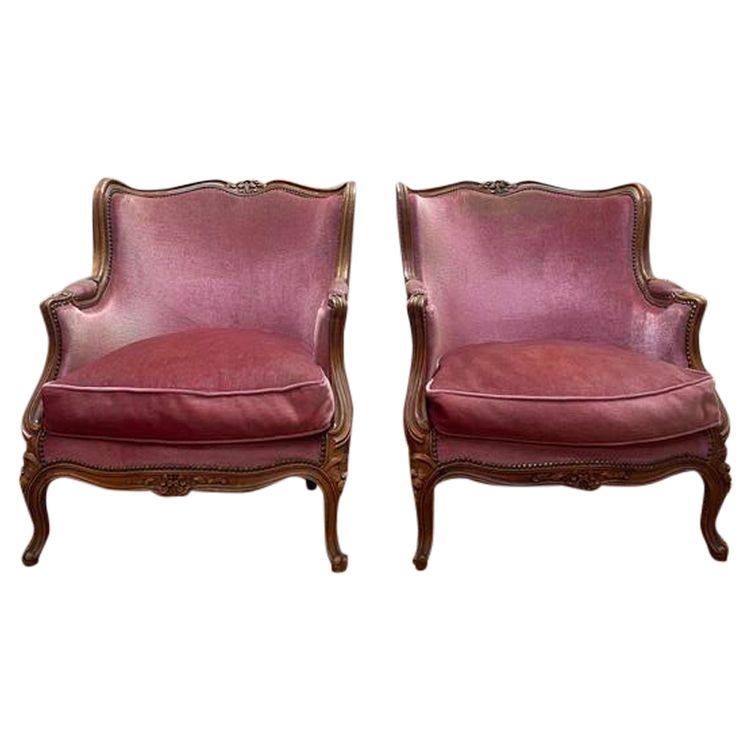 Paire de fauteuils - bergères de style Louis XV en velours rose