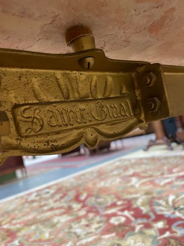 Table basse de style Louis XVI en bronze doré et marbre rose