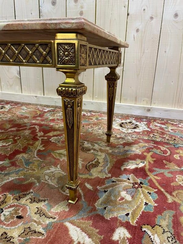 Table basse de style Louis XVI en bronze doré et marbre rose