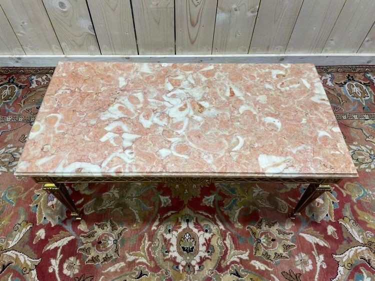 Table basse de style Louis XVI en bronze doré et marbre rose