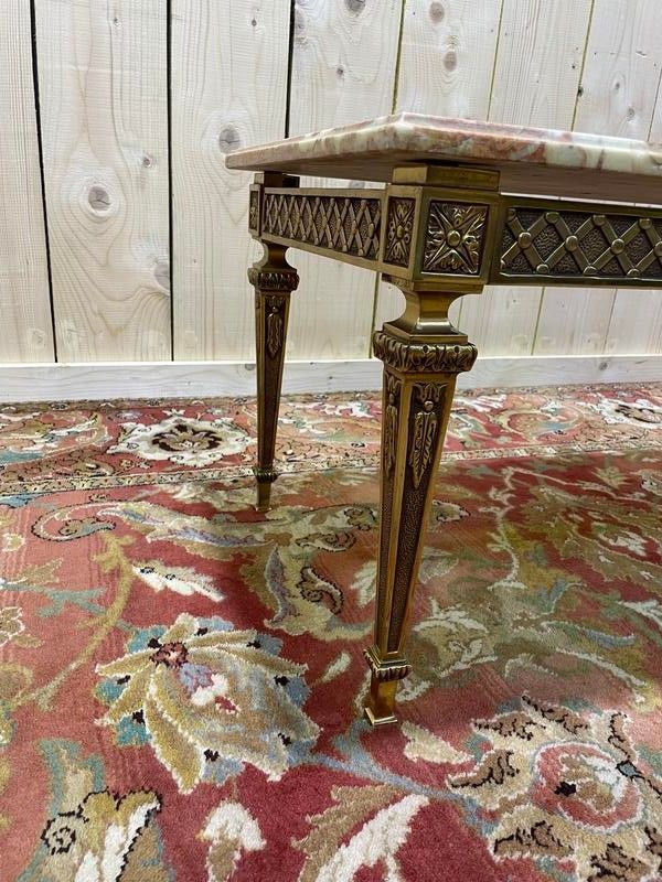 Table basse de style Louis XVI en bronze doré et marbre rose