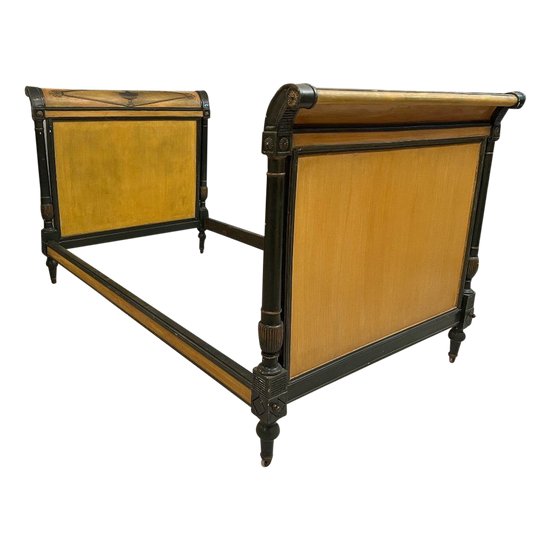 Letto in legno laccato Directoire del XVIII secolo circa 1795