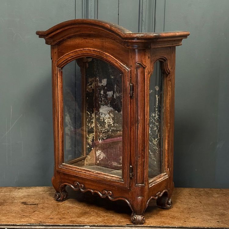 Small Louis XV mahogany display cabinet with winkle feet