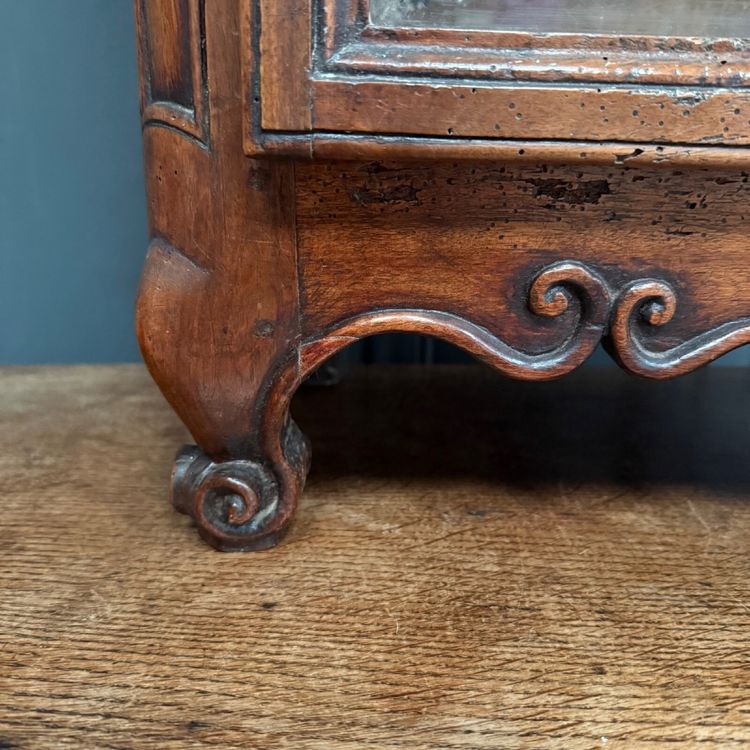 Small Louis XV mahogany display cabinet with winkle feet
