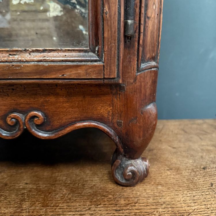 Small Louis XV mahogany display cabinet with winkle feet