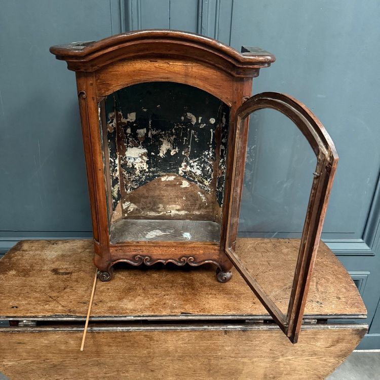 Small Louis XV mahogany display cabinet with winkle feet