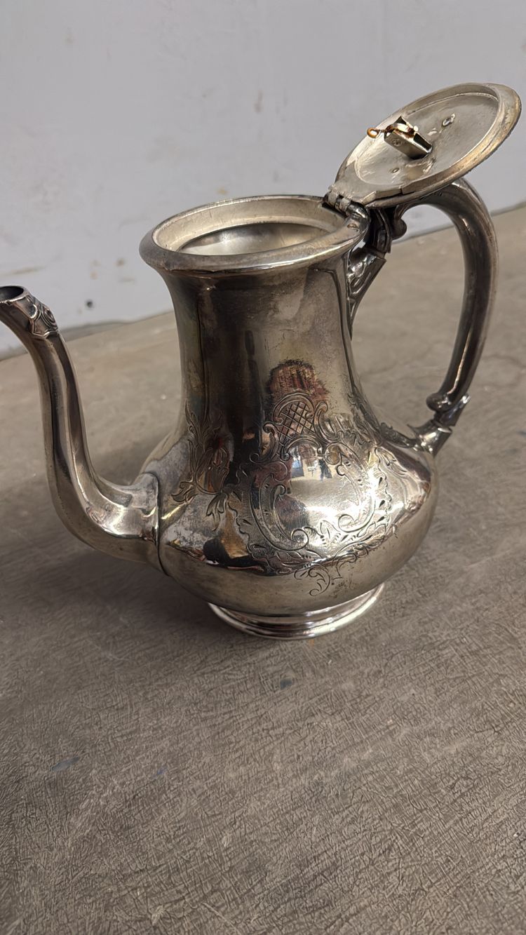 Théière ancienne en argent de Sheffield, fin du XIXe siècle, marquée sur le dessous, 22x24cm