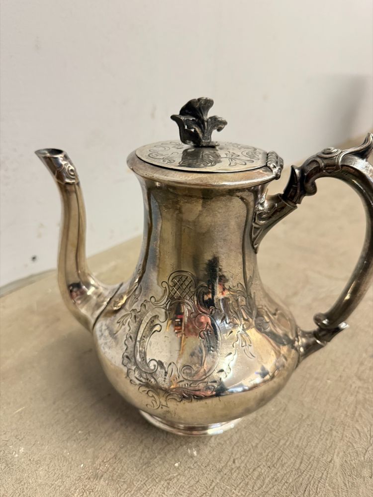 Théière ancienne en argent de Sheffield, fin du XIXe siècle, marquée sur le dessous, 22x24cm