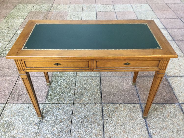 Un bureau plat en noyer blond de style Louis XVI-Directoire