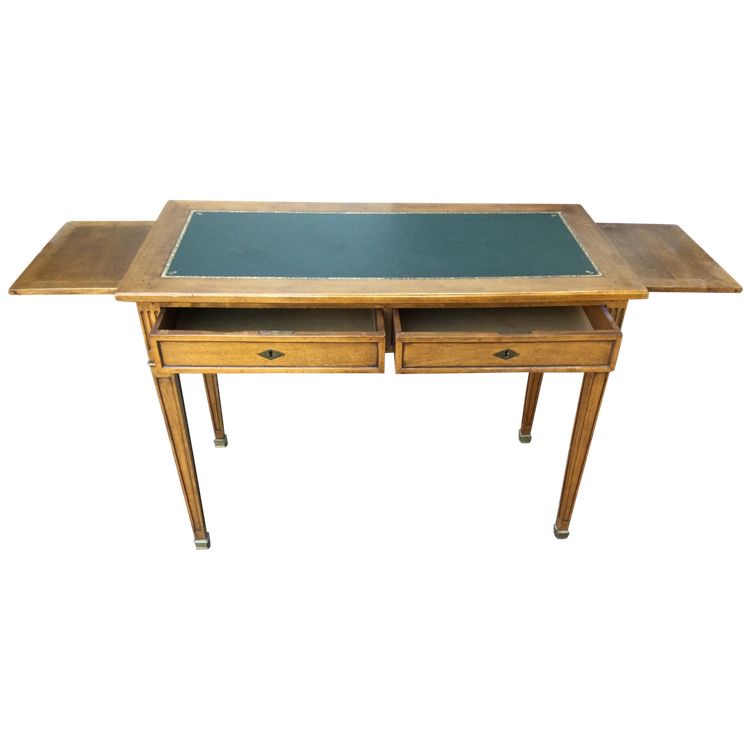 Un bureau plat en noyer blond de style Louis XVI-Directoire