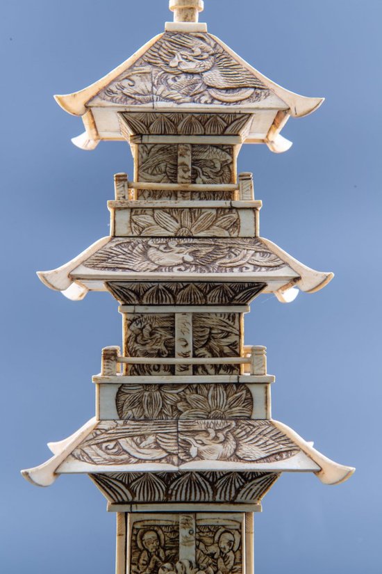 Buddhistische Pagode Aus Geschnitztem Knochen, Japan, Circa 1930