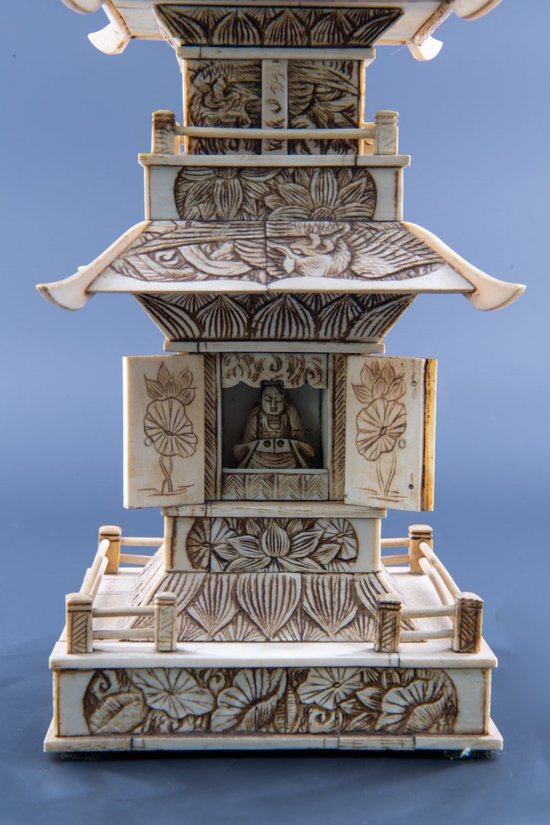 Buddhistische Pagode Aus Geschnitztem Knochen, Japan, Circa 1930