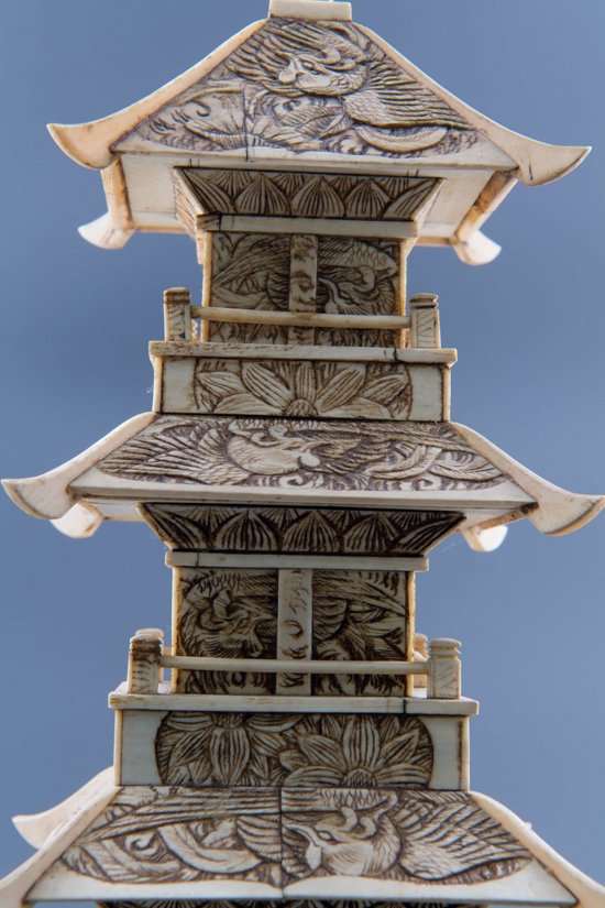 Buddhistische Pagode Aus Geschnitztem Knochen, Japan, Circa 1930