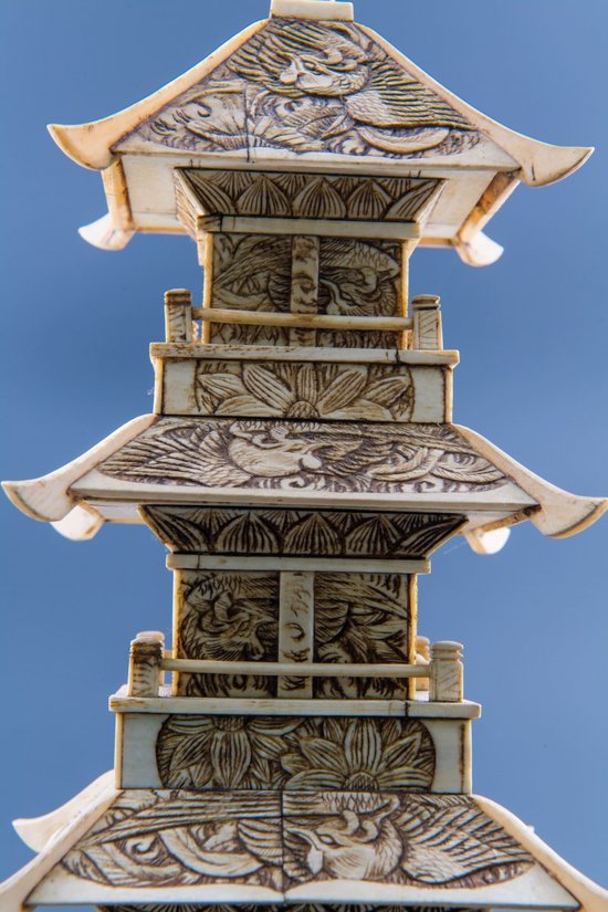 Buddhistische Pagode Aus Geschnitztem Knochen, Japan, Circa 1930