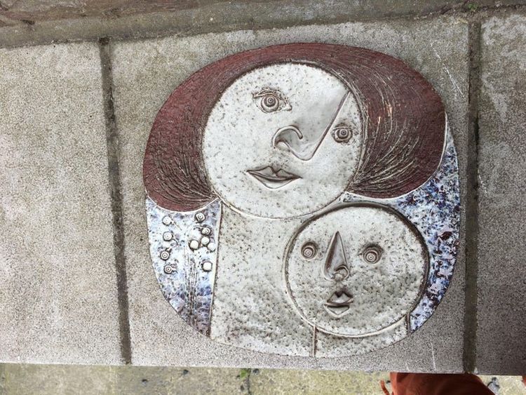 Claire Lambert (1936) Grande piatto in ceramica, Dour Workshop, circa 1960-1970