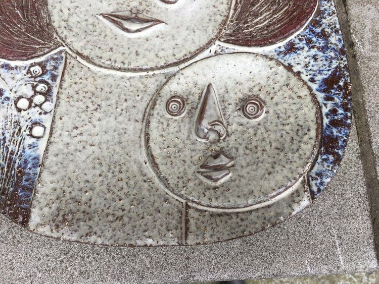 Claire Lambert (1936) Grande piatto in ceramica, Dour Workshop, circa 1960-1970