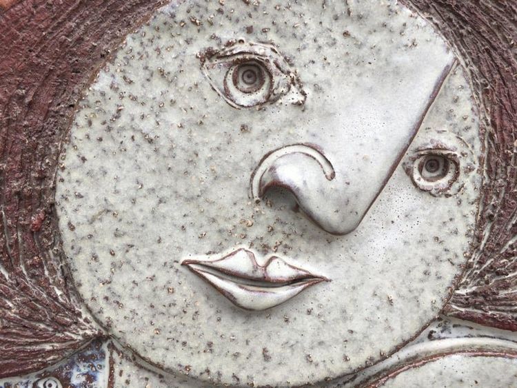 Claire Lambert (1936) Grande piatto in ceramica, Dour Workshop, circa 1960-1970