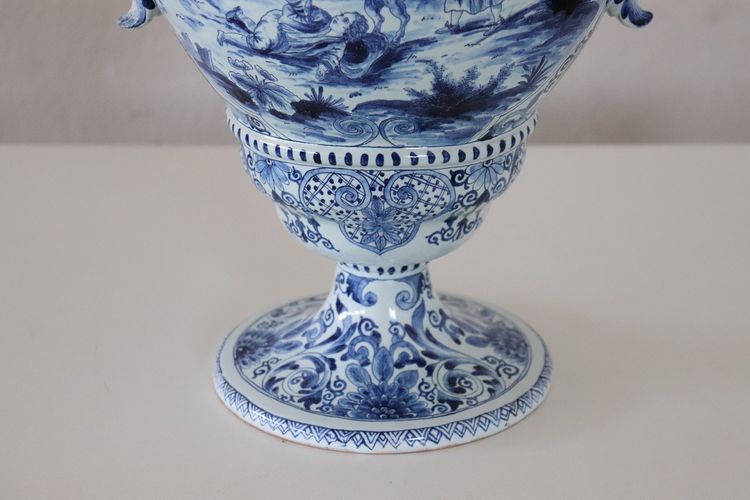 antike Vase aus Majolika aus dem 19. Jahrhundert